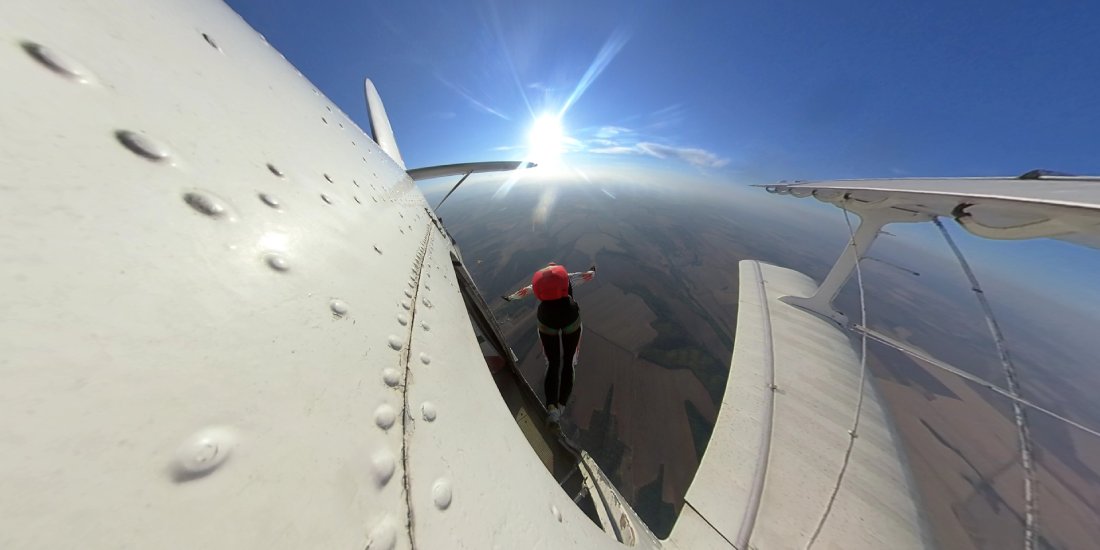 EMPOWERING WOMEN IN AVIATION Днес повече от всякога е важно да насърчаваме жените да следват мечтите си и да заемат мястото си в авиационния свят — свят, който изисква смелост, дисциплина, интелект и решителност. Жените доказват всеки ден, че тези качества не познават граници. От пилоти и авиационни инженери, до парашутисти, инструктори и лидери в спасителни мисии — присъствието на жените променя индустрията, вдъхновява нови поколения и създава баланс и перспектива, които издигат авиацията на ново ниво. Нека продължим да подкрепяме жените, които избират небето. Нека им дадем възможности, пространство за развитие и признание. Нека вдъхновяваме повече момичета да вярват, че мястото им е и сред облаците.