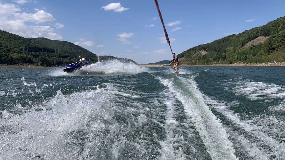 Специализирани тренировки на спасители в българските планински водоеми – опит от Карибите и международни стандарти за морски атракциони и екстремни спортове